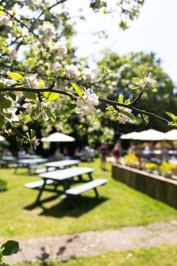 The Dundas Arms Kintbury Экстерьер фото